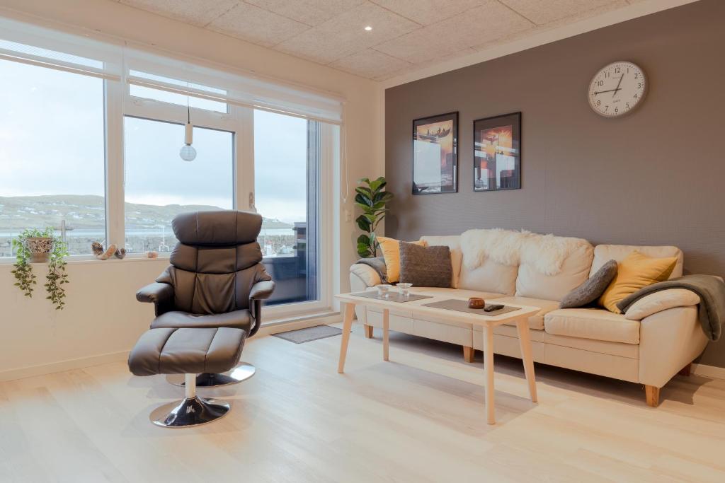 a living room with a couch and a chair at Unique Boathouse - Central - Kajak - Fitness in Strendur
