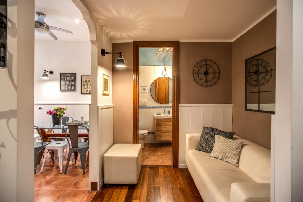 Predel za sedenje v nastanitvi Spanish Steps Miracle Suite
