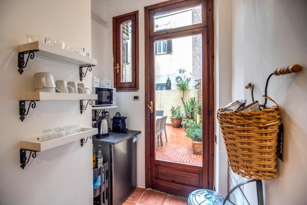 Kuhinja oz. manjša kuhinja v nastanitvi Spanish Steps Miracle Suite