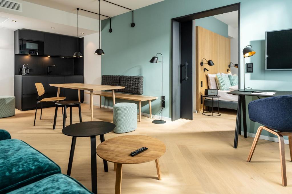 a living room with a couch and a table and chairs at Clipper Boardinghouse - Hamburg-Michel in Hamburg