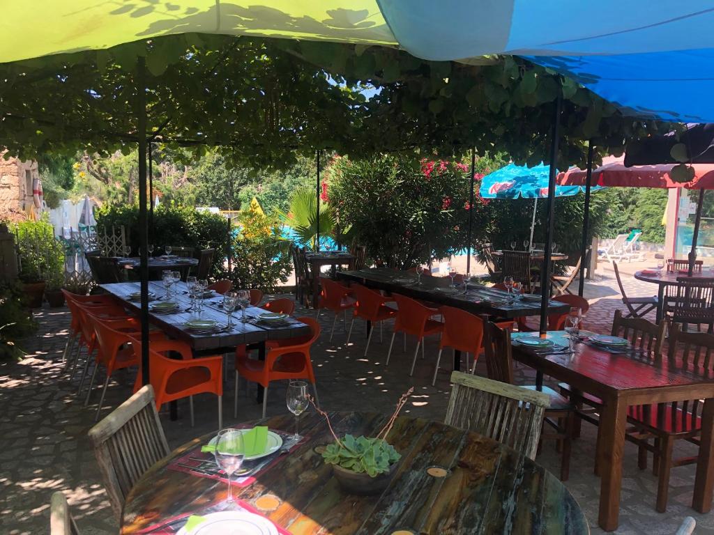 Um restaurante ou outro lugar para comer em Quinta das Cegonhas