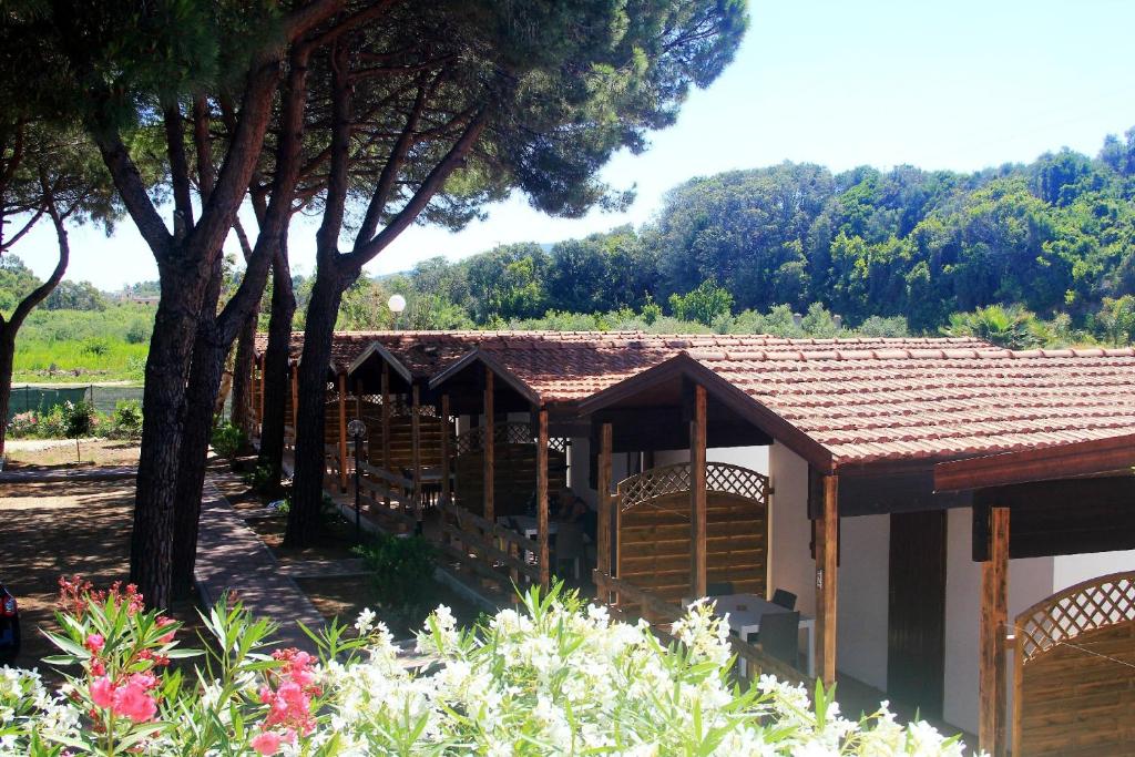 una fila di case con alberi e fiori di Camping Serenella a Rodi Garganico