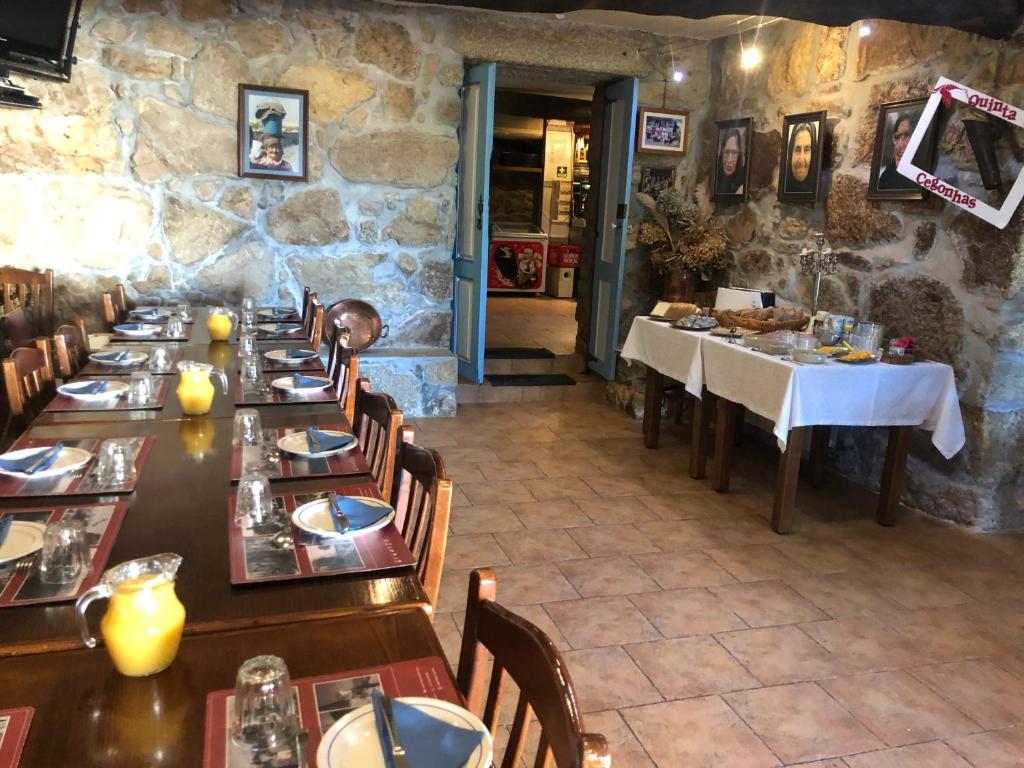 Um restaurante ou outro lugar para comer em Quinta das Cegonhas