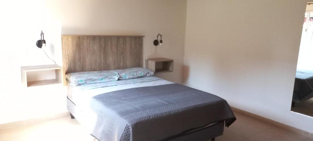 Un dormitorio con una cama con sábanas azules. en Vista andes II en Luján de Cuyo