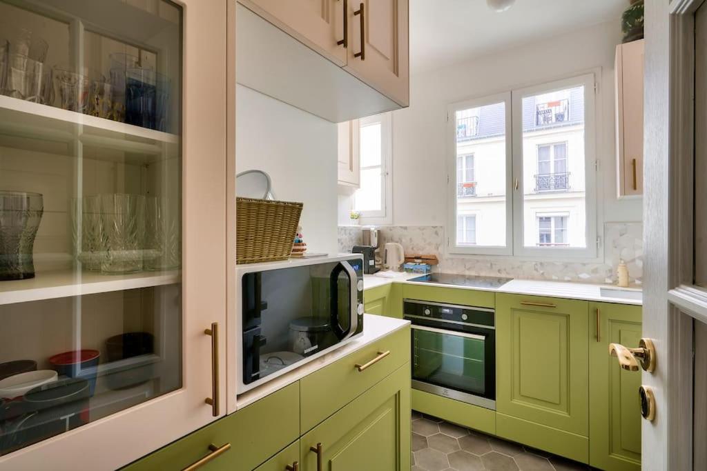 Kuchy&#x148;a alebo kuchynka v ubytovan&iacute; Large apartment next to the Jardin du Luxembourg