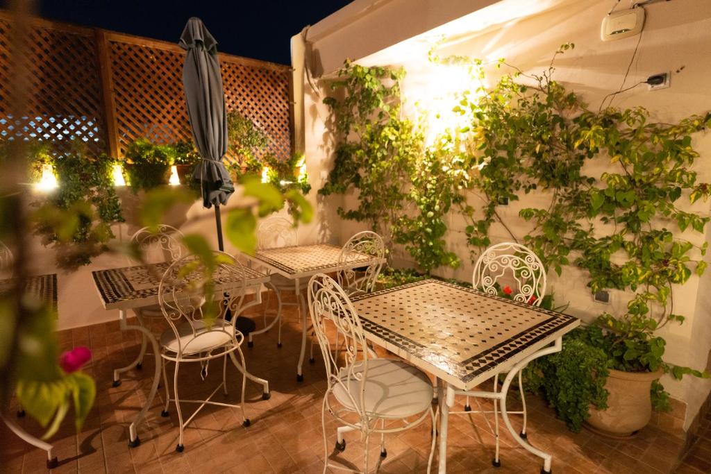 馬拉喀什的住宿－Dar Salam - All Inclusive - 2023 Best Hospitality Award，一个带桌椅和植物的庭院