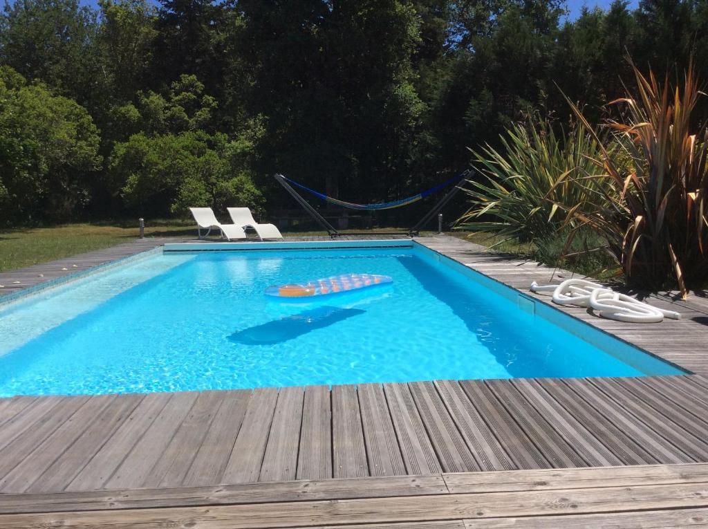 Bazén v ubytování Très belle villa avec piscine au calme de la forêt nebo v jeho okolí