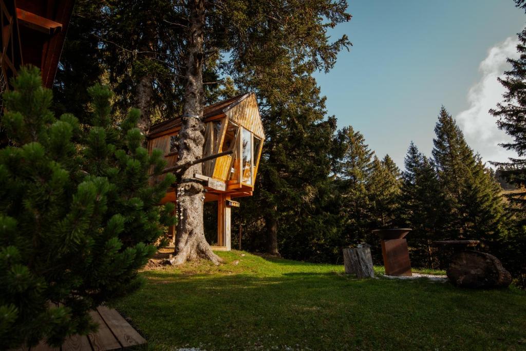 una casa en el árbol en medio de un patio en Tree House Alpinka Krvavec, en Cerklje na Gorenjskem