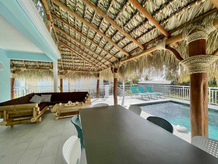 Bazén v ubytování Villa en bord de mer, vue mer au Diamant nebo v jeho okolí
