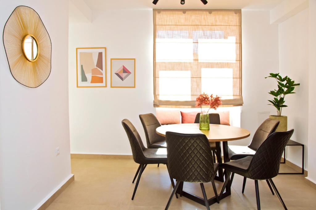 comedor con mesa y sillas en Flowers Premium Apartments & Rooms en Zagreb