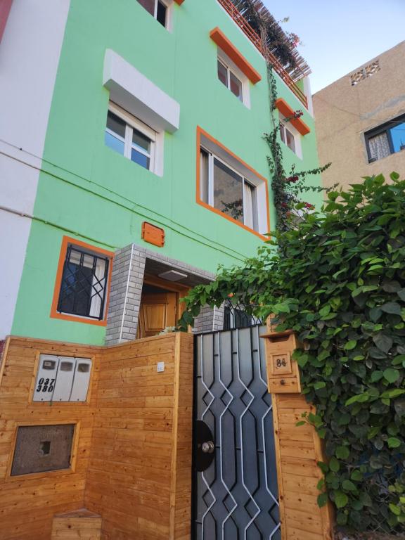 Green Surf House في أغادير: منزل فيه باب اسود وسياج
