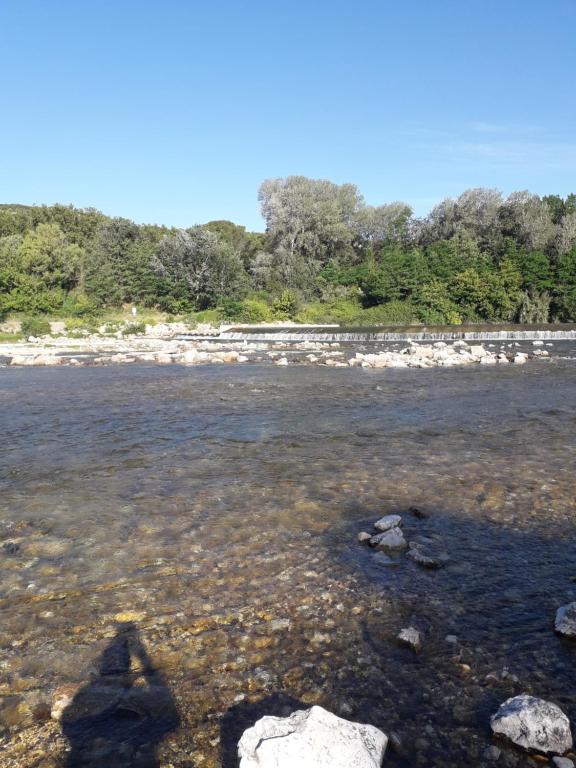 um rio com algumas rochas na água em Gardon em Remoulins