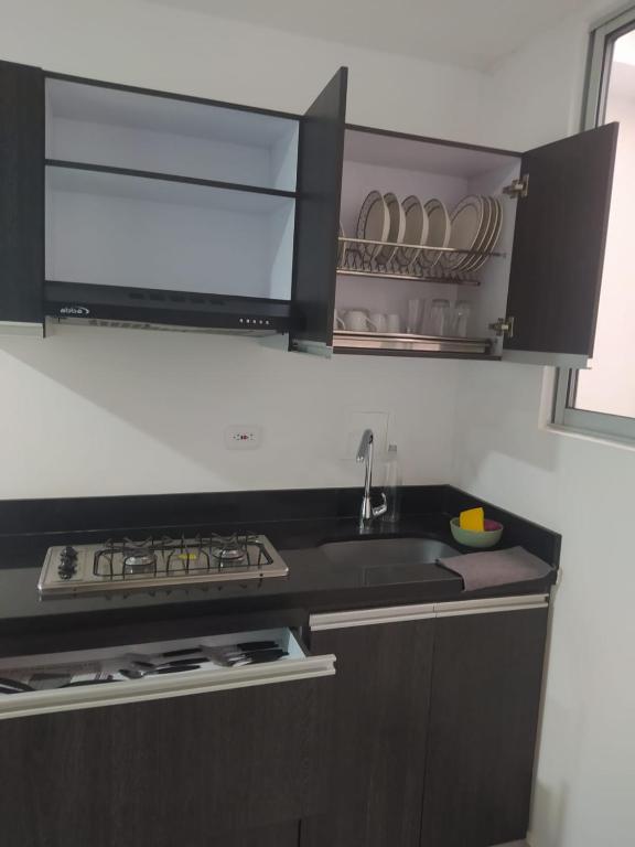 Kuchyň nebo kuchyňský kout v ubytování Hermoso apartamento con Aire Acondicionado Cerca al Hospital de Neiva