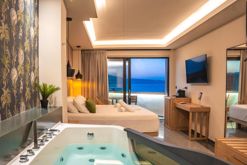 um quarto de hotel com uma cama e uma banheira em HOM54 Luxury Suites em Heraclião