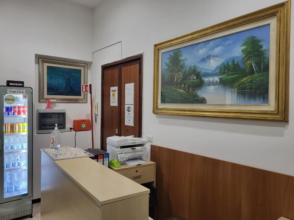 un bureau avec une peinture d'une rivière sur le mur dans l'établissement Tawhid Accomodation, à Rome