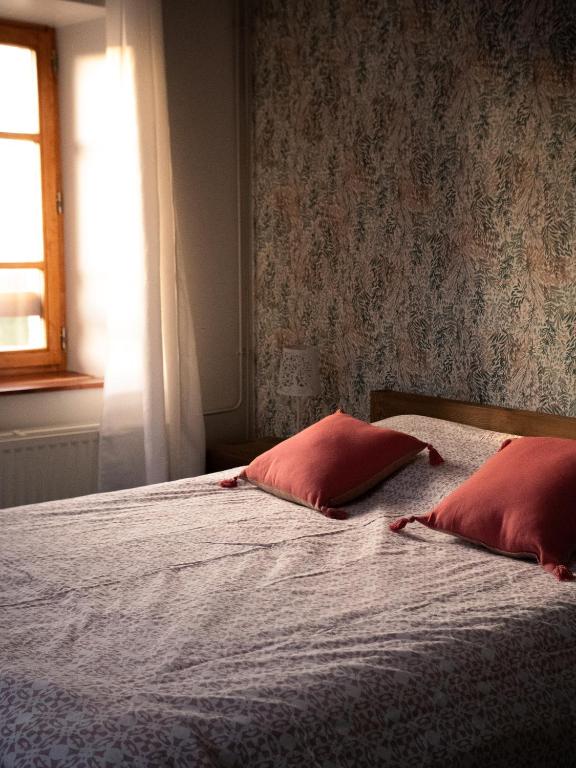 Krevet ili kreveti u jedinici u objektu Chambre d&#39;h&ocirc;te de L&#39;Auberge de la Fruiti&egrave;re