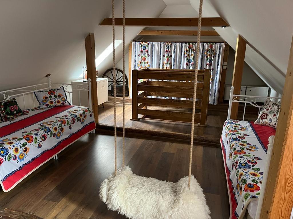 מיטה או מיטות קומותיים בחדר ב-Chalupa Soľ nad zlato