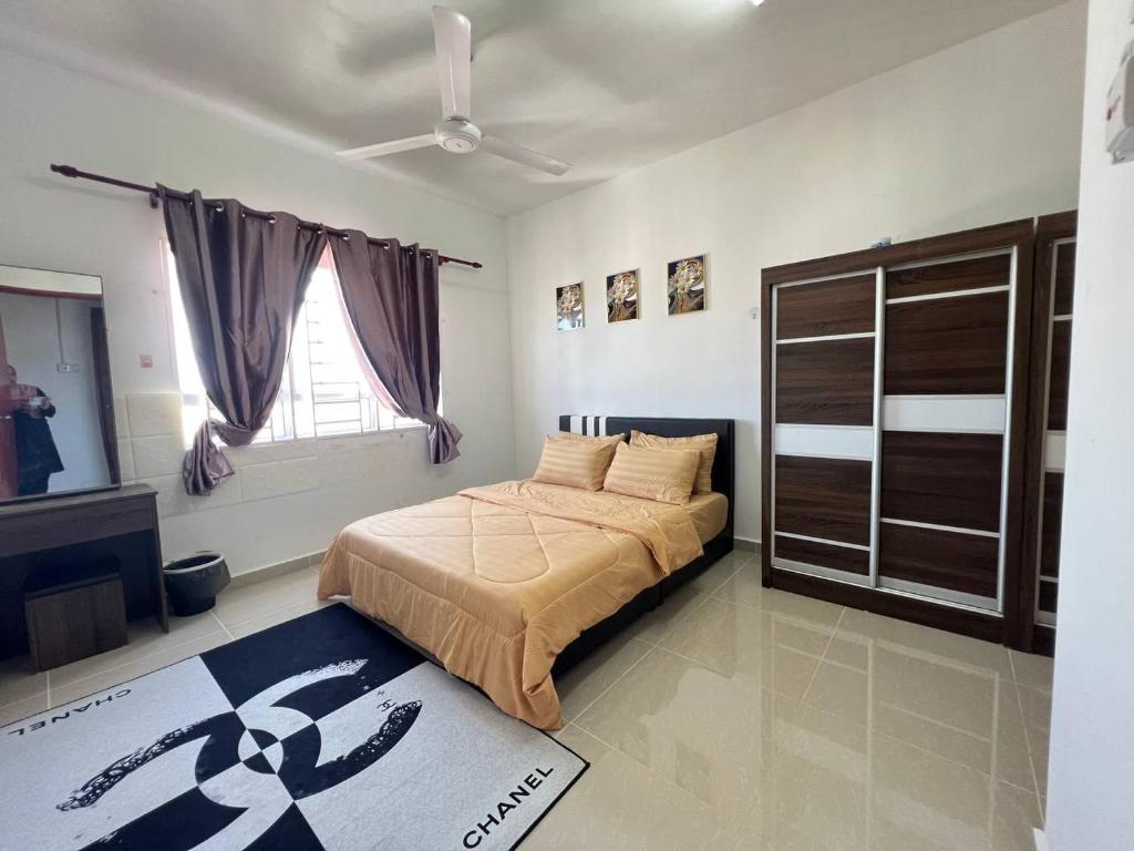 un dormitorio con una cama y una ventana en Homestay Kuala Terengganu Affan02 Dekat Pantai Batu Buruk, en Kuala Terengganu