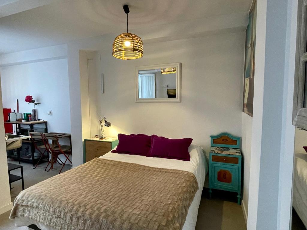 A bed or beds in a room at Estudio Jardines de Colón