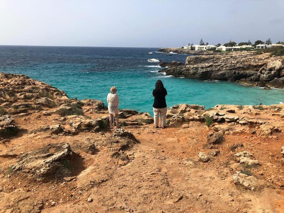 LA CALMA Espectacular villa con jardín y piscina en Menorca ...