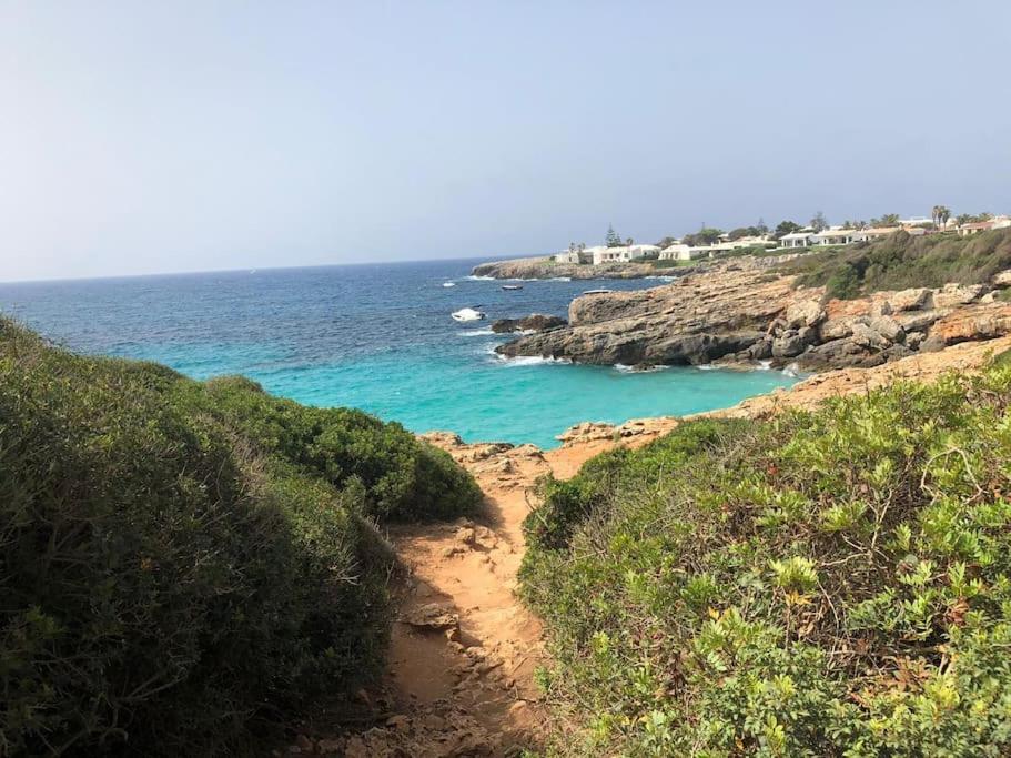LA CALMA Espectacular villa con jardín y piscina en Menorca ...