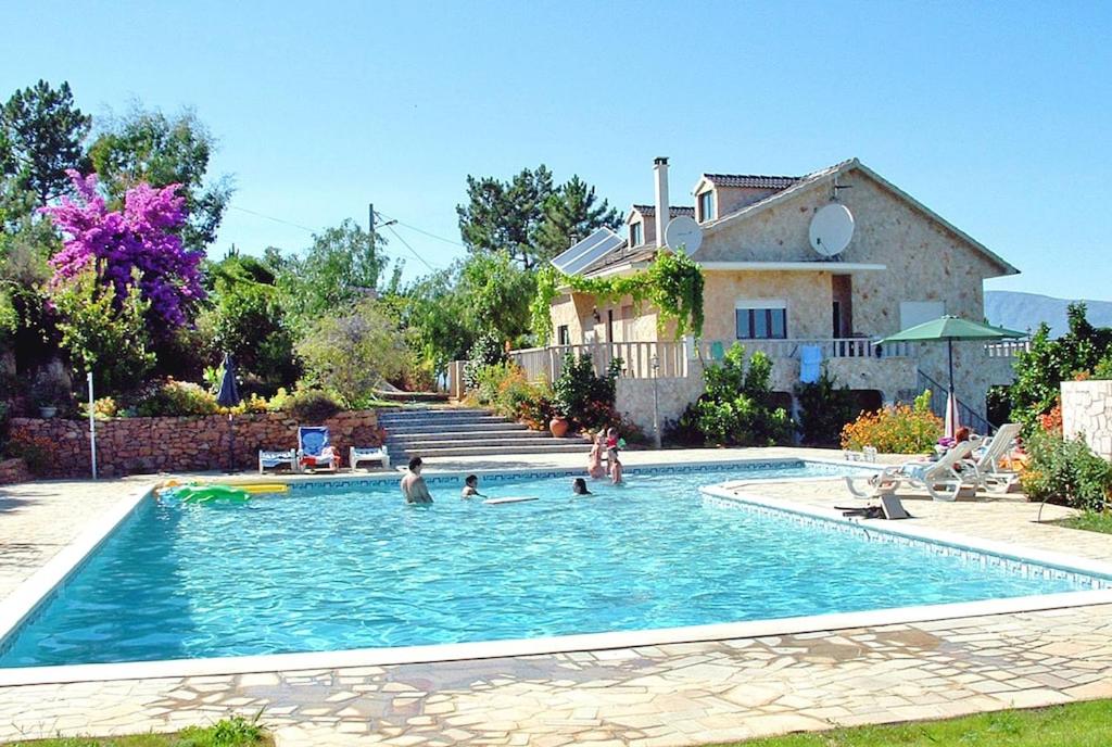 un groupe de personnes jouant dans une piscine dans l'établissement Villa De Rêve avec Piscine XXL Vue Panoramique, à Fundão