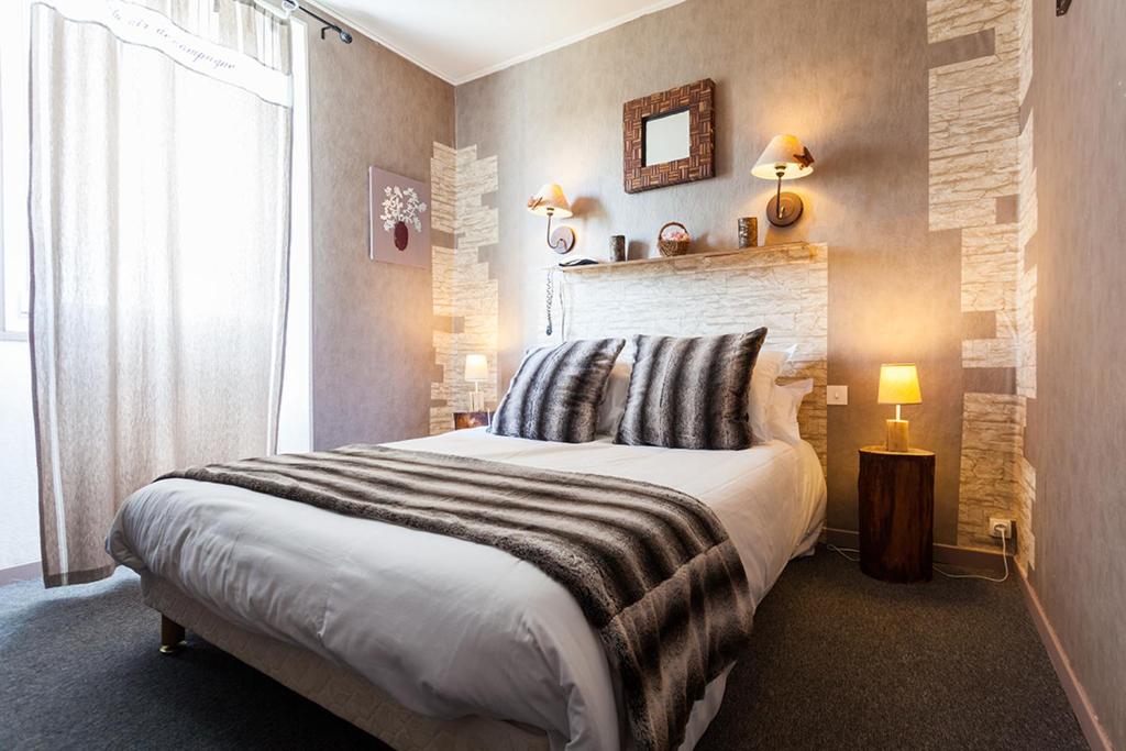 Postel nebo postele na pokoji v ubytování Logis le Relais Sarrasin