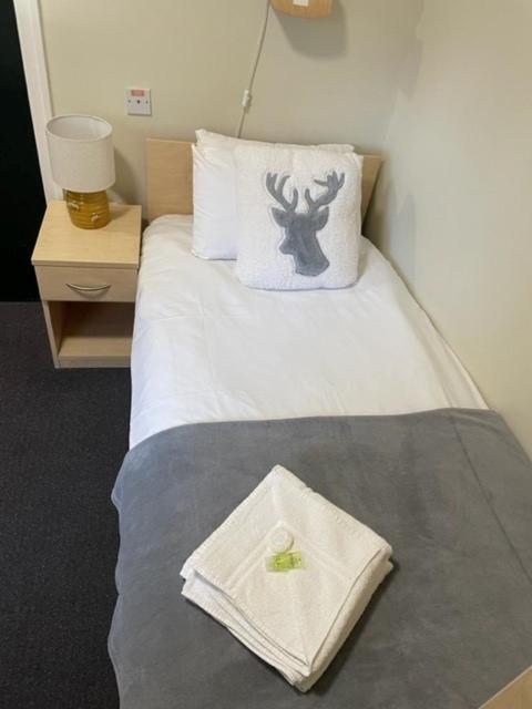 Home Farm rooms in the grounds of Wentworth Castle - 带私人浴室的三室
