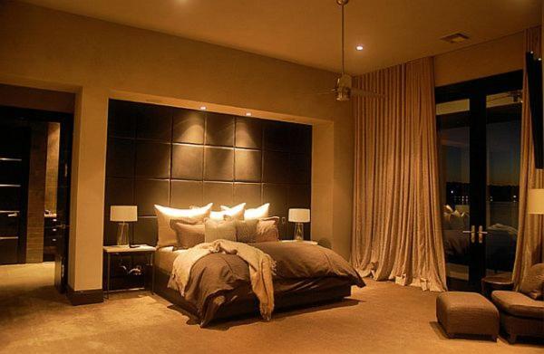 Empire apartment في هدرسفيلد: غرفة نوم بسرير كبير مع اللوح الأمامي كبير