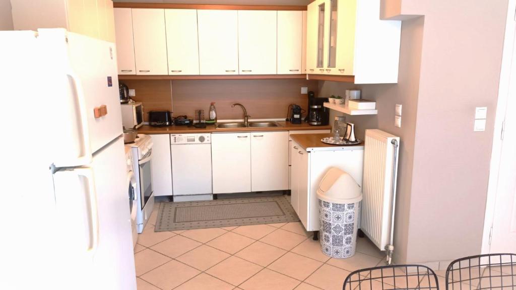 A kitchen or kitchenette at Apartment MARE CALMO by the sea.