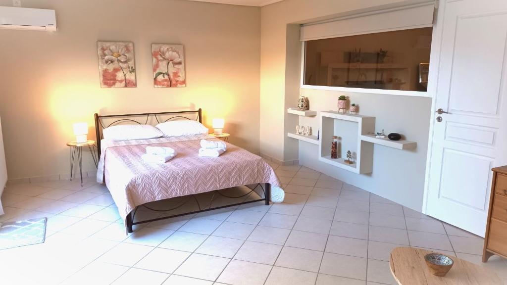 A bed or beds in a room at Apartment MARE CALMO by the sea.