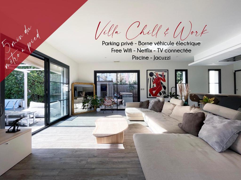 - un salon avec un canapé et une table dans l'établissement Chill & Work - Villa spa & piscine à Toulouse, à Toulouse