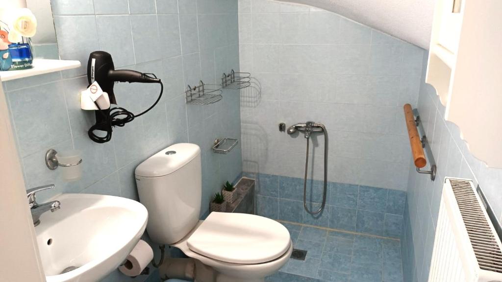 A bathroom at Apartment MARE CALMO by the sea.