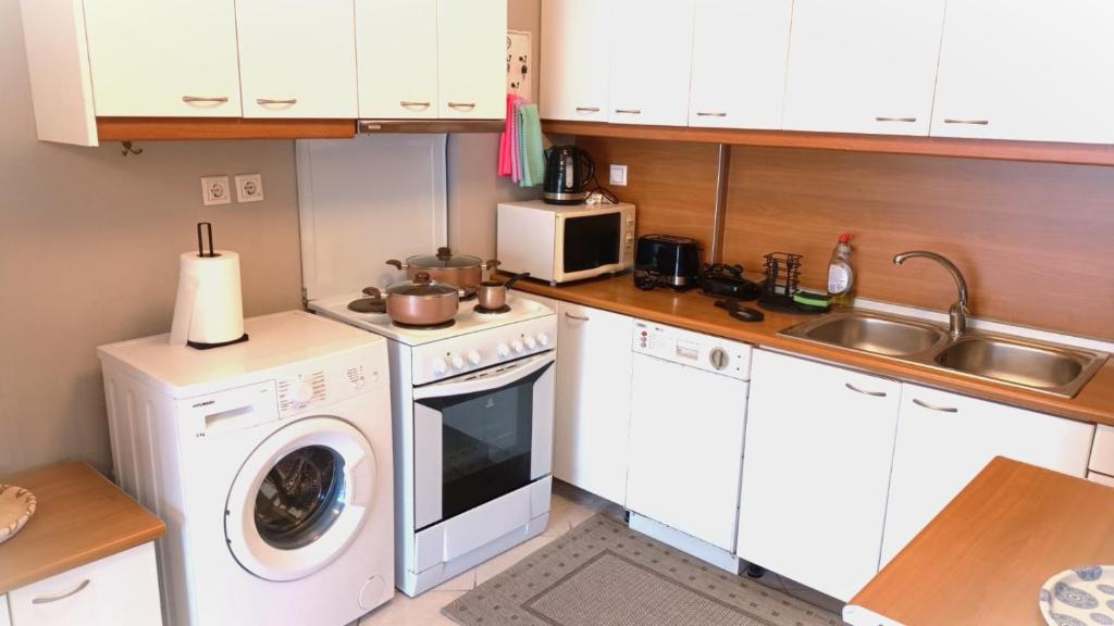 A kitchen or kitchenette at Apartment MARE CALMO by the sea.