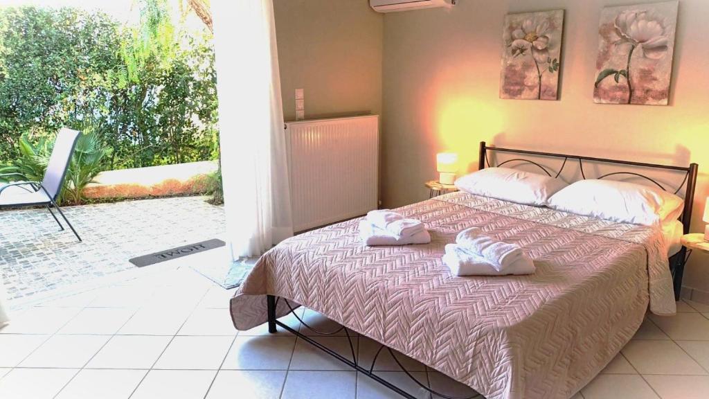 A bed or beds in a room at Apartment MARE CALMO by the sea.