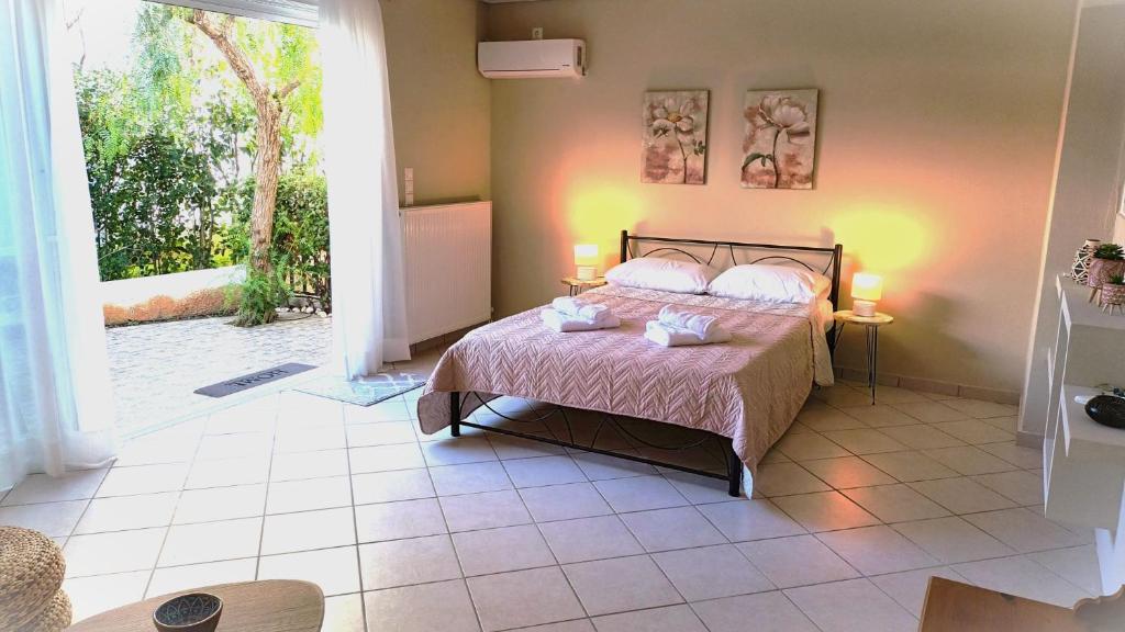 A bed or beds in a room at Apartment MARE CALMO by the sea.