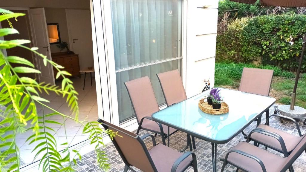 A garden outside Apartment MARE CALMO by the sea.
