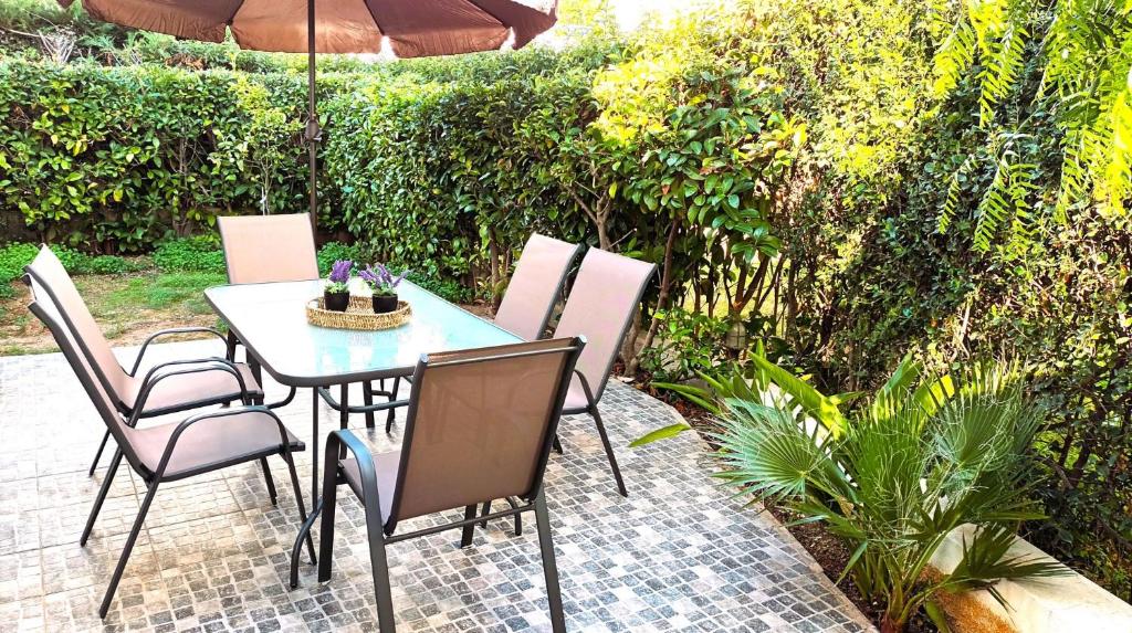 A garden outside Apartment MARE CALMO by the sea.