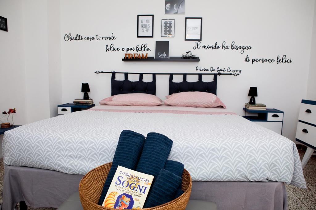 A bed or beds in a room at Santu Bustianu