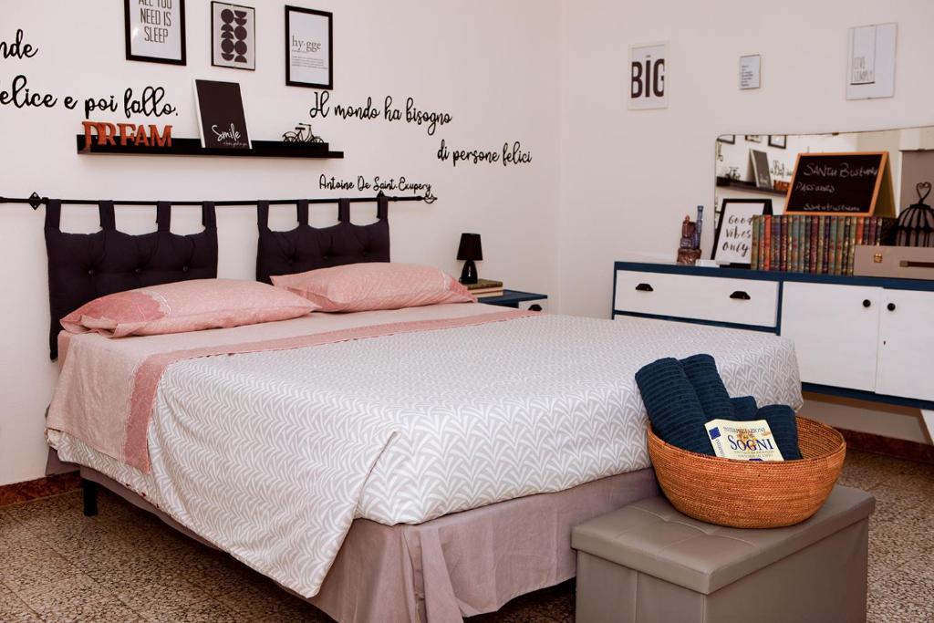 A bed or beds in a room at Santu Bustianu