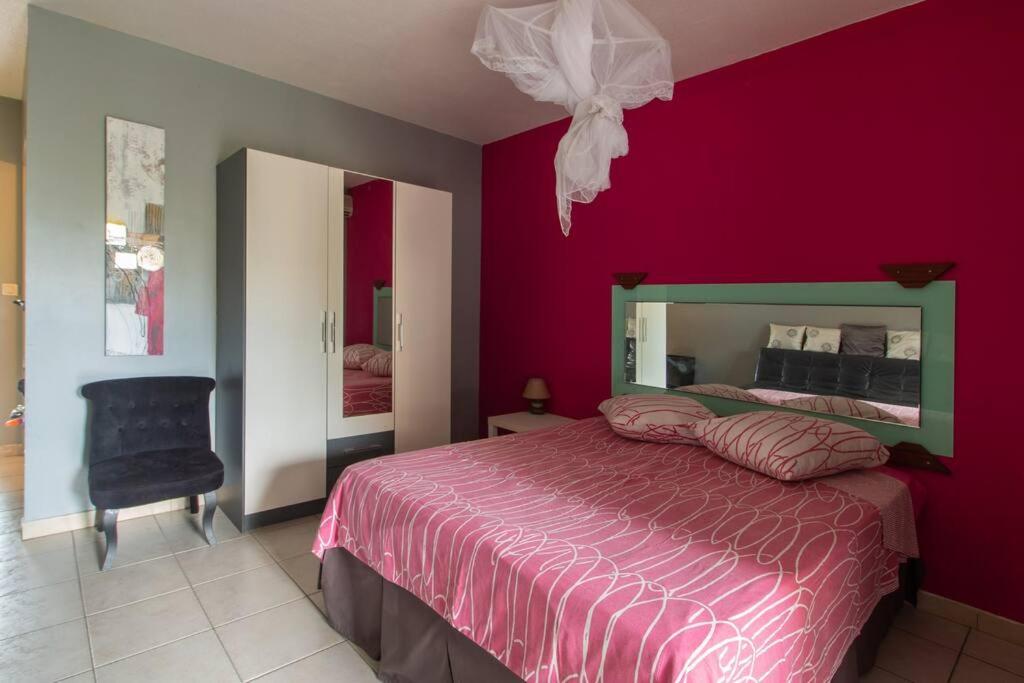 Postel nebo postele na pokoji v ubytování Cozy Studio aux Trois Ilets