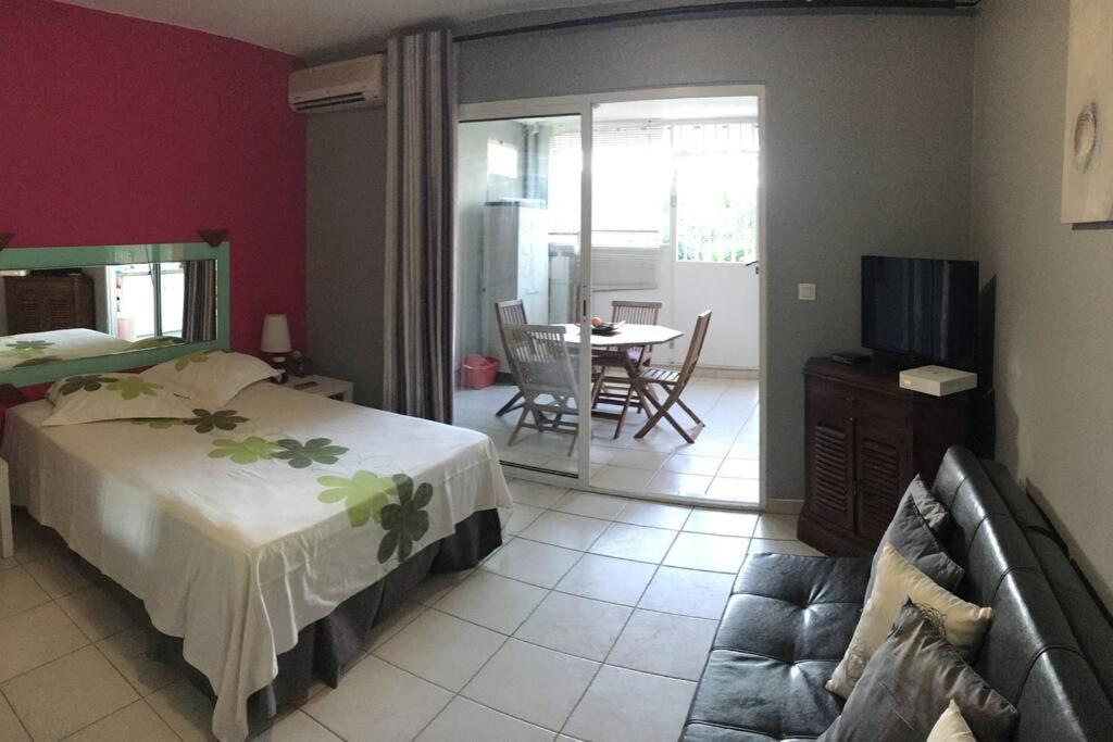 Postel nebo postele na pokoji v ubytování Cozy Studio aux Trois Ilets