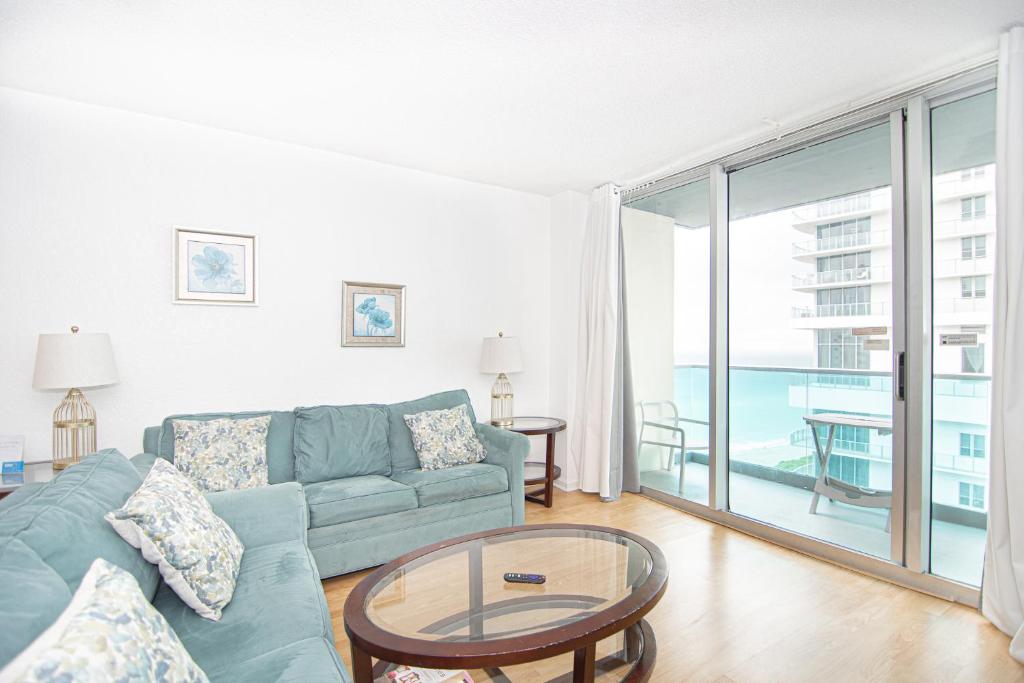 พื้นที่นั่งเล่นของ Unique Ocean View Apartment by Miami Te Espera - HALLANDALE 15L