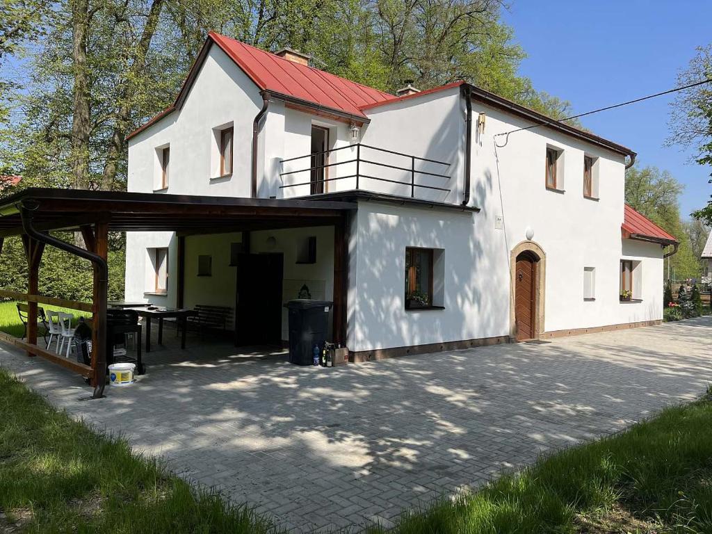 una gran casa blanca con techo rojo en Chalupa Pod Lipami, en Potštejn