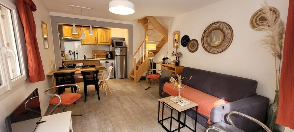un salon avec un canapé et une cuisine dans l'établissement à 30 m du coeur de la rue des Bains, à Trouville-sur-Mer