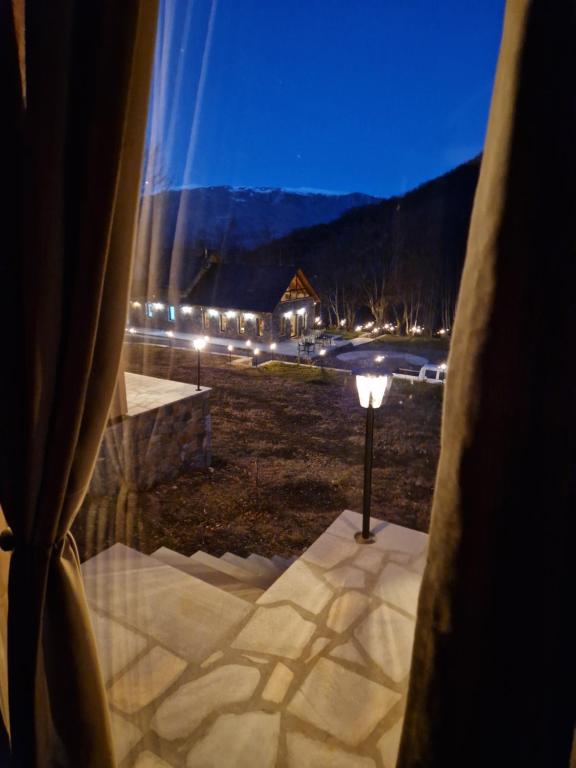 Nespecifikovaný výhled na hory nebo výhled na hory při pohledu z hotelu