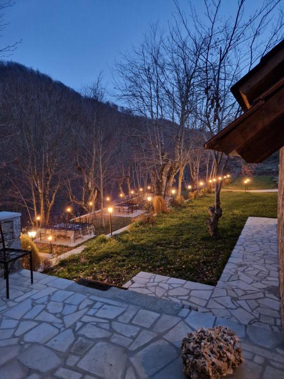 Nespecifikovaný výhled na hory nebo výhled na hory při pohledu z hotelu