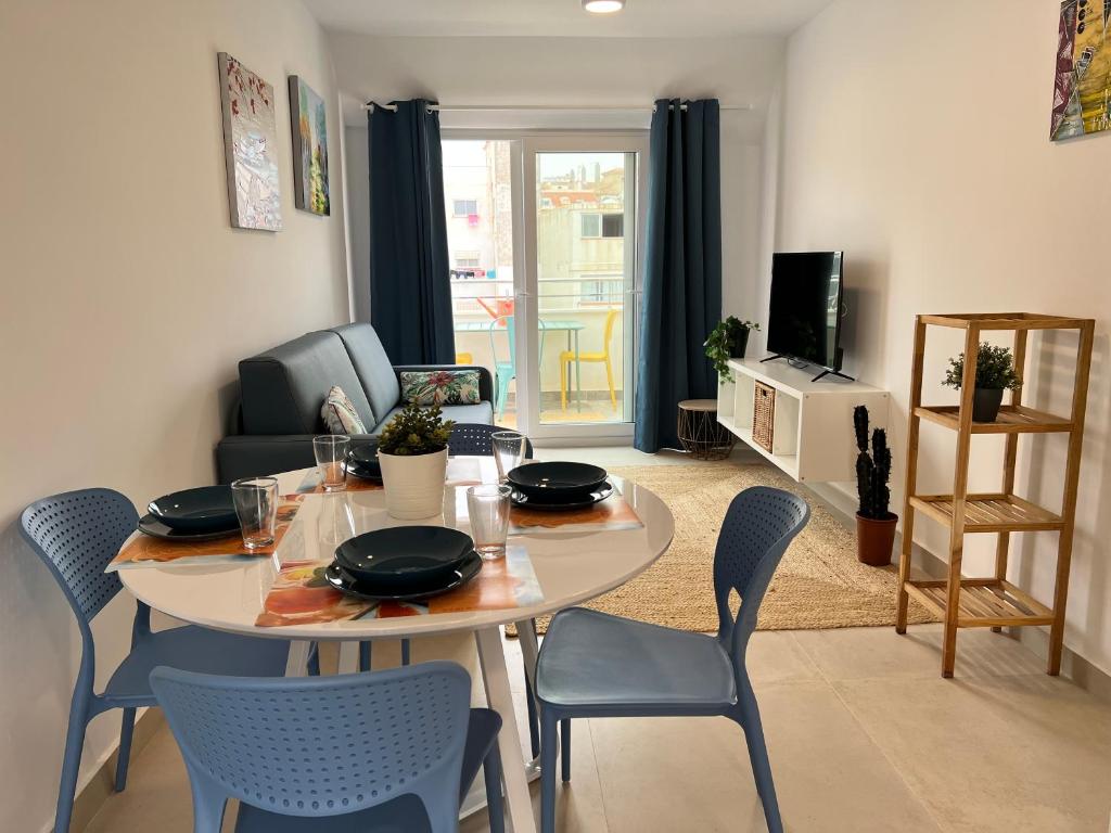 sala de estar con mesa y sillas y sala de estar. en Bnbook Medea Apartments 2 en Fuengirola