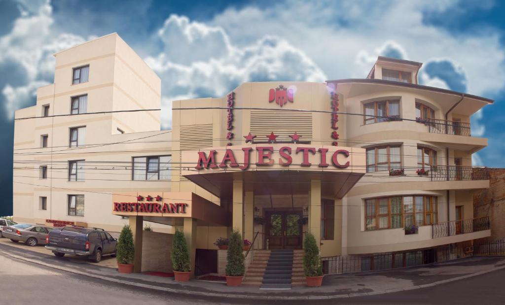 ein großes Gebäude mit einem Maserati-Schild drauf in der Unterkunft Hotel Majestic in Iaşi