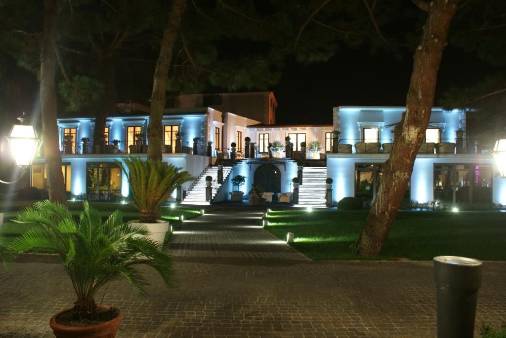 una casa illuminata di notte con luci di Villa Minieri Resort & SPA a Nola